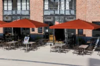 Roter Sonnenschirm mit stabilem Steinfuß