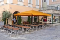 Großer gelber Sonnenschirm für Terrasse